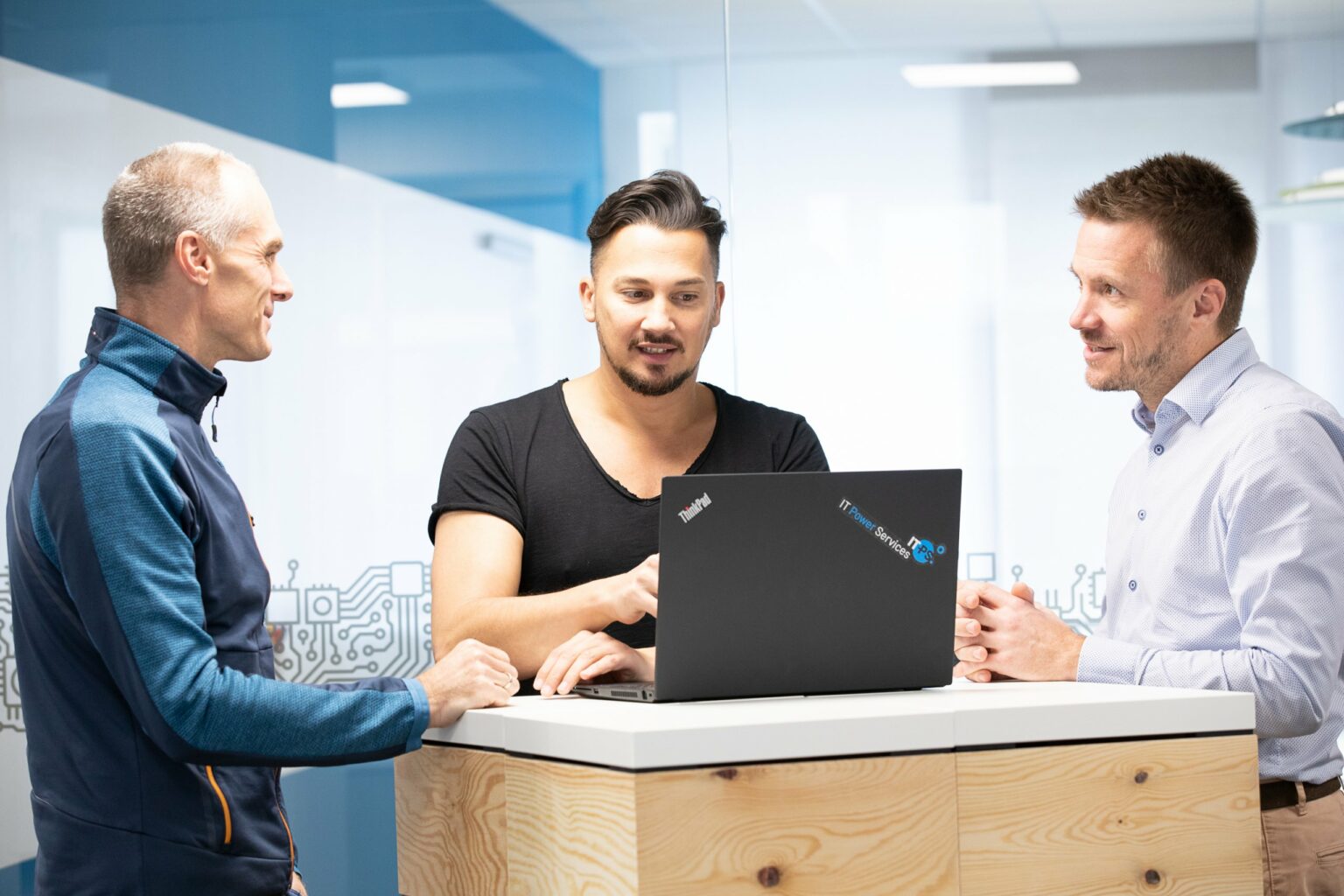 IT-PS Teambild Kollegen Jobausschreibung