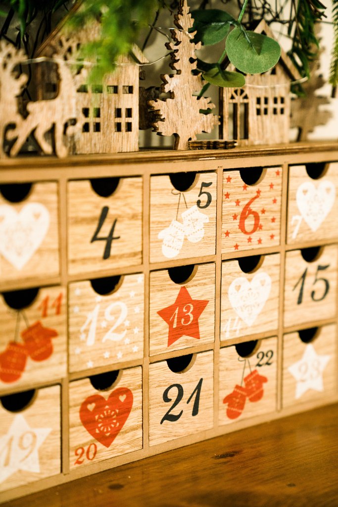 Adventkalender als Holzkästchen mit kleinen gemalten Holzladen