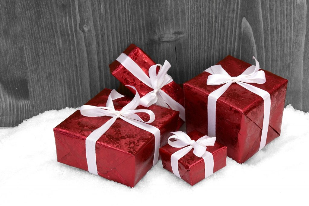 4 Geschenke mit rotem Papier und weißer Schlaufe