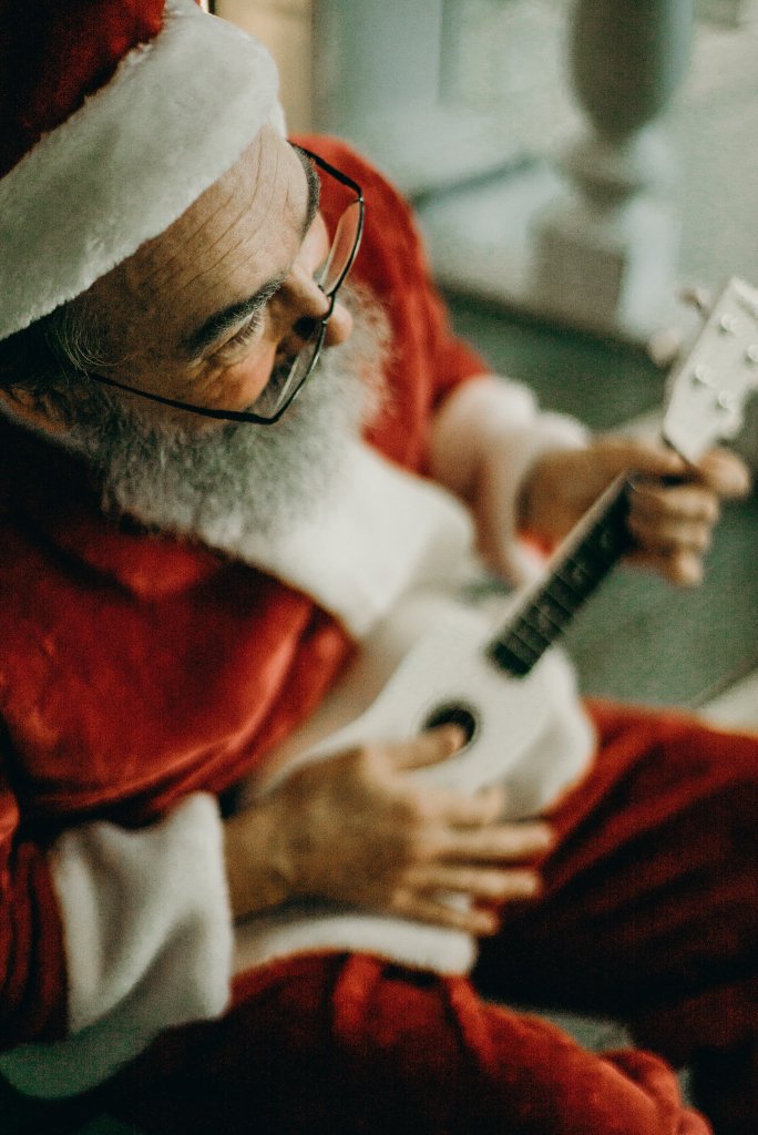 Der Weihnachtsmann spielt Gitarre
