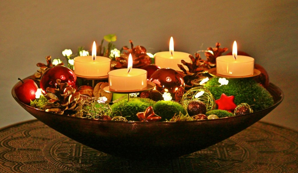 Adventkranz mit brennenden Kerzen