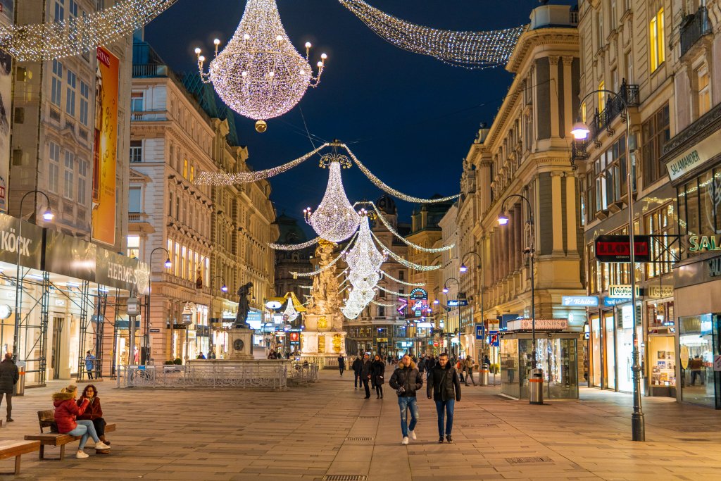 Graben in der Wiener Innenstadt mit Pestsäule und Weihnachtsbeleuchtung