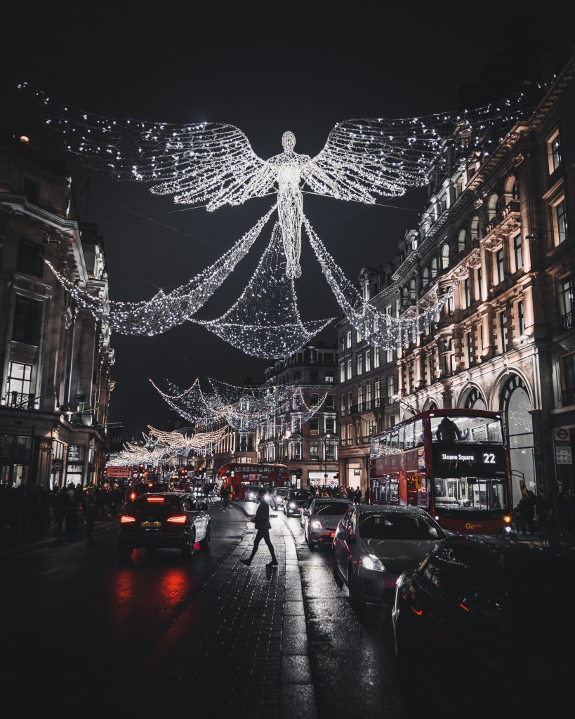 Engel als Weihnachtsbeleuchtung in Straße