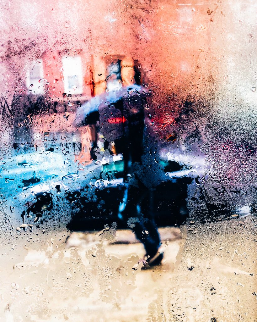 Regenwetter und Mann mit Schirm