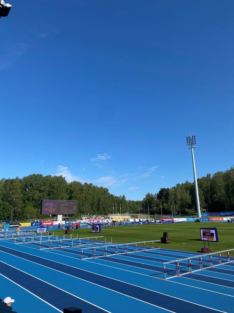 Das Bild zeigt das Leppävaara Stadion in Finnland mit traumhaftem blauen Himmel und Wäldern im Hintergrund.