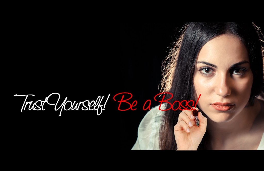 Das Bild zeigt eine Frau die den Betrachter ansieht und geschrieben hat: Trust yourself. Be a boss.