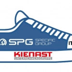 Das Bild zeigt einen Sportschuh kombiniert mit den Logos der IT-PS, Specific Group und der Kienast Unternehmensgruppe.