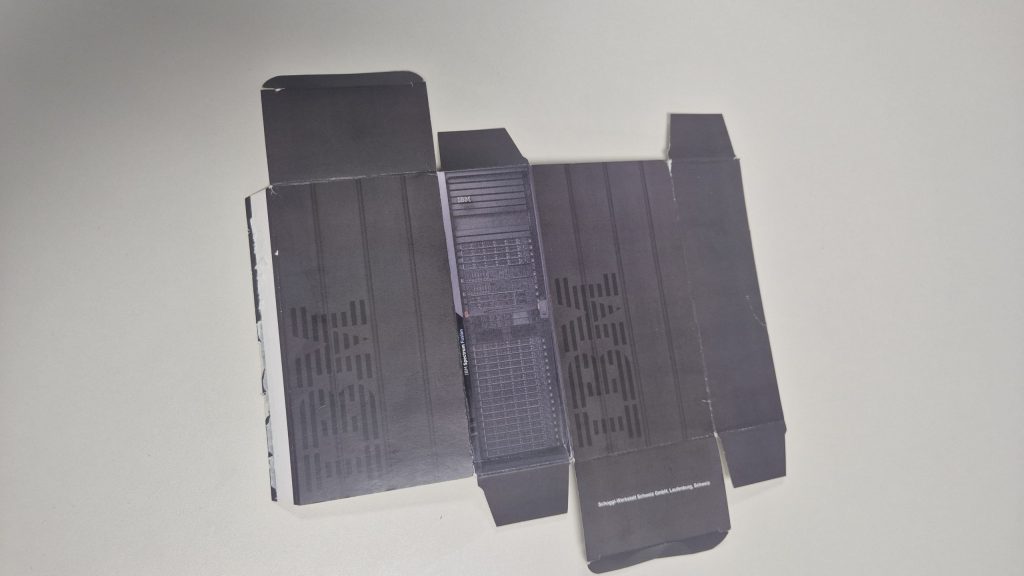 Schachtel die wie IBM STorage aussieht, allerdings kaputt flach am Tisch liegt