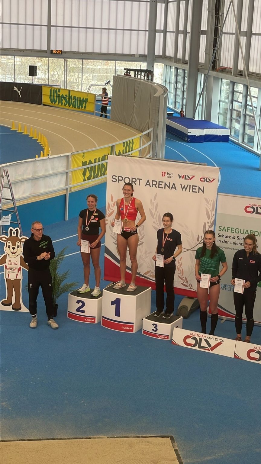 Anja Dlauhy am Podium als Siegerin