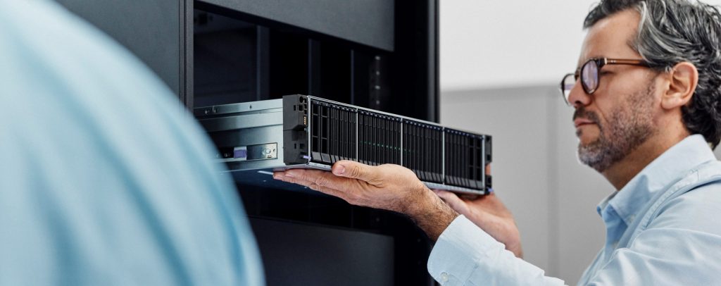 Techniker installiert IBM FlashSystem im Rechenzentrumsrack