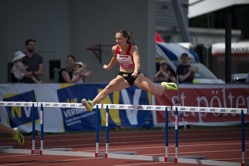 Anja Dlauhy beim österreichischen Rekordlauf über 400 Meter Hürden in St. Pölten