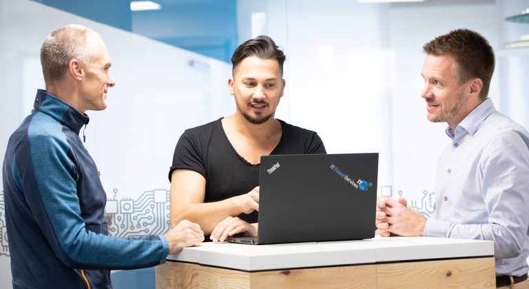 IT-PS Teambild Kollegen Jobausschreibung