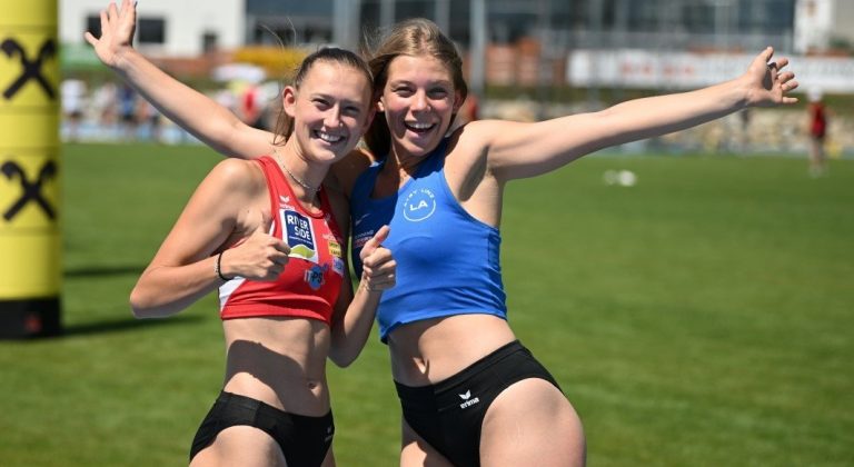 Anja Dlauhy und Sophie Kreiner (ATSV Linz LA) nach dem Erreichen des WM Limits
