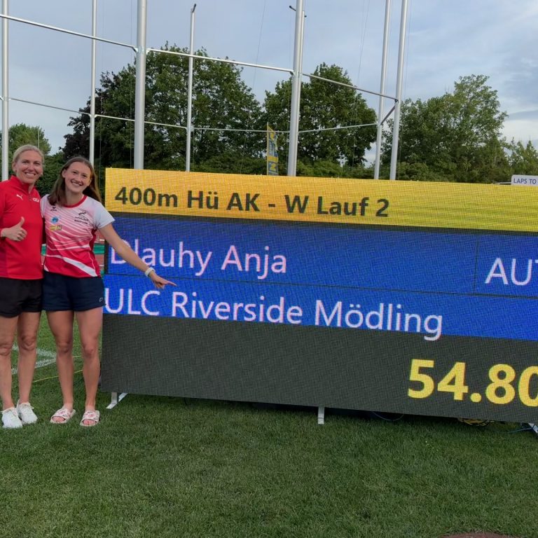 Anja Dlauhy nach ihrem österreichischen Rekord über 400 Meter Hürden mit 54,80 Sekunden in St. Pölten