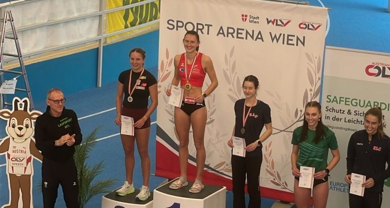 Anja Dlauhy am Podium als Siegerin