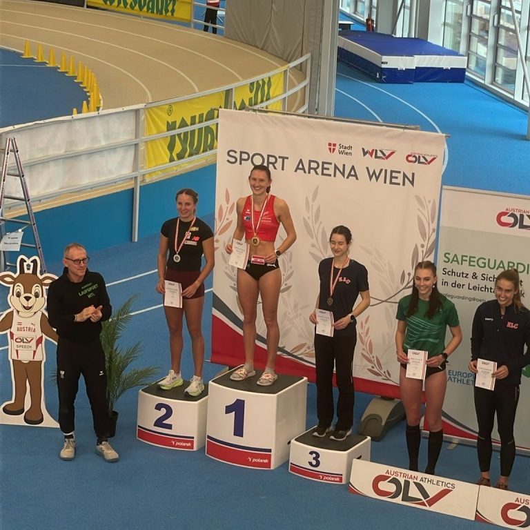Anja Dlauhy am Podium als Siegerin
